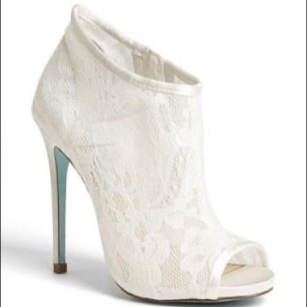 Betsey Johnson embroidered heels **RARE CANT FIND*